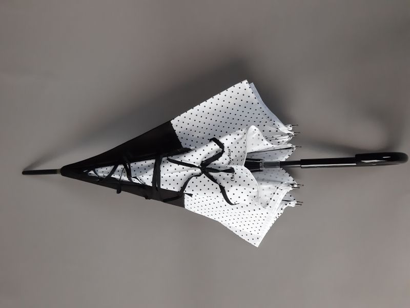 Parapluie Chantal Thomass de luxe long blanc à pois noirs surmonté d'un corset noir, original, élégant et résistant