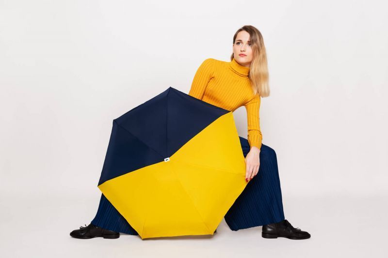 Mini parapluie pliant plat de poche bicolore bleu de nuit & jaune pg bois naturel 
