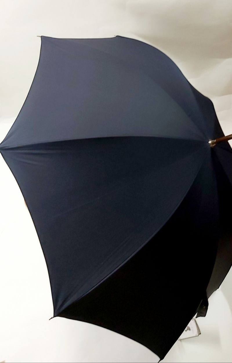 Parapluie bleu marine long en bois & sa poignée courbe bois Guy de Jean, grand et résistant
