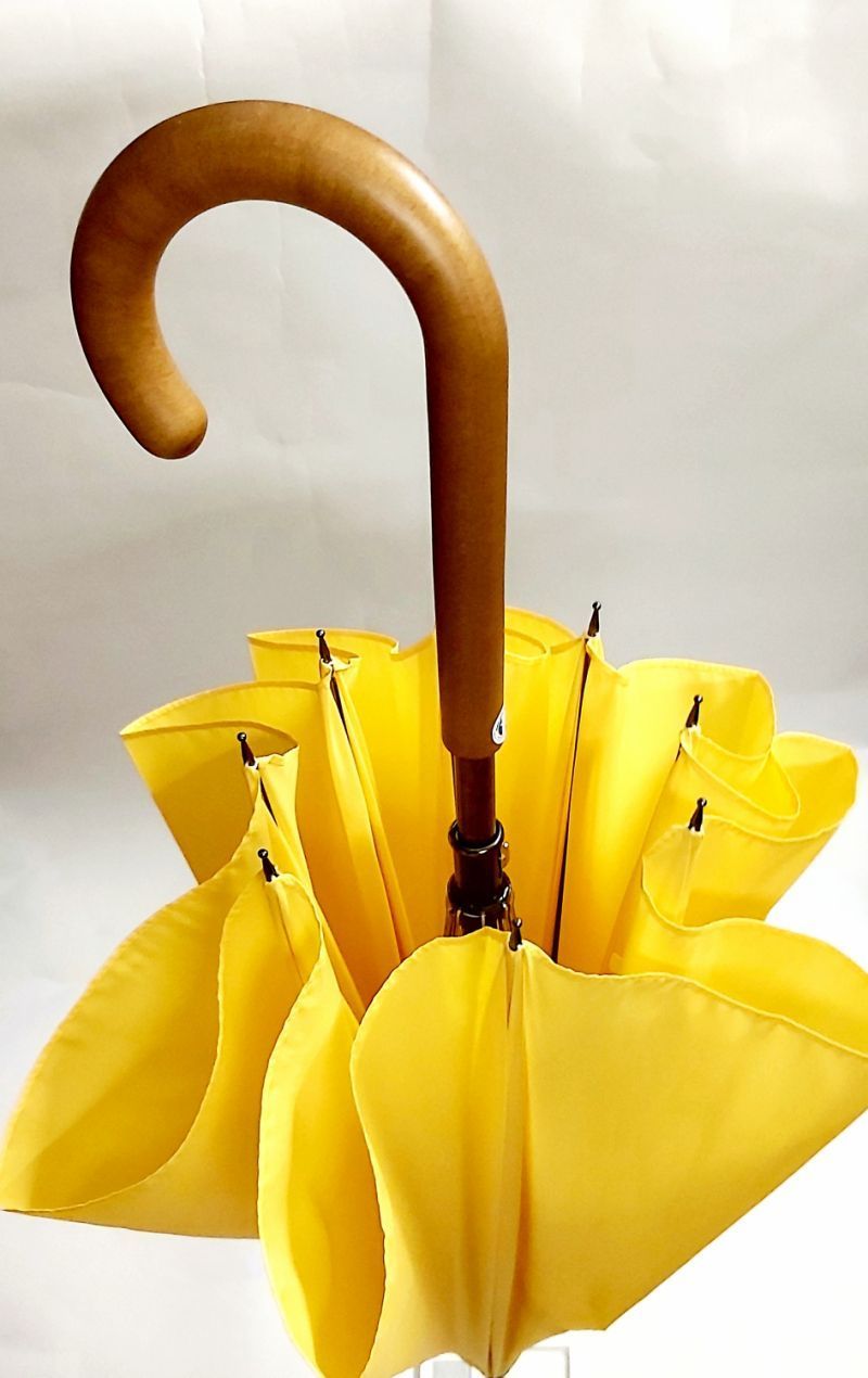 Parapluie long manuel jaune en bois & poignée courbe bois Guy de Jean, anti uv et résistant