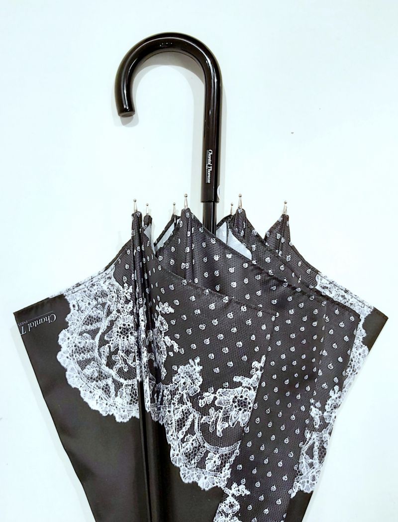 Parapluie long Chantal Thomass imprimé dentelle noir et blanc élégante, grande et résistante