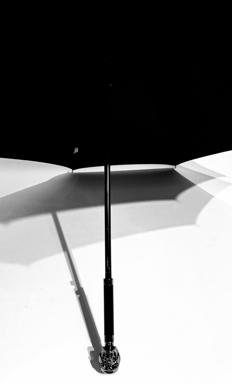 Parapluie tête de mort long automatique noir poignée plastique - Léger & pas cher