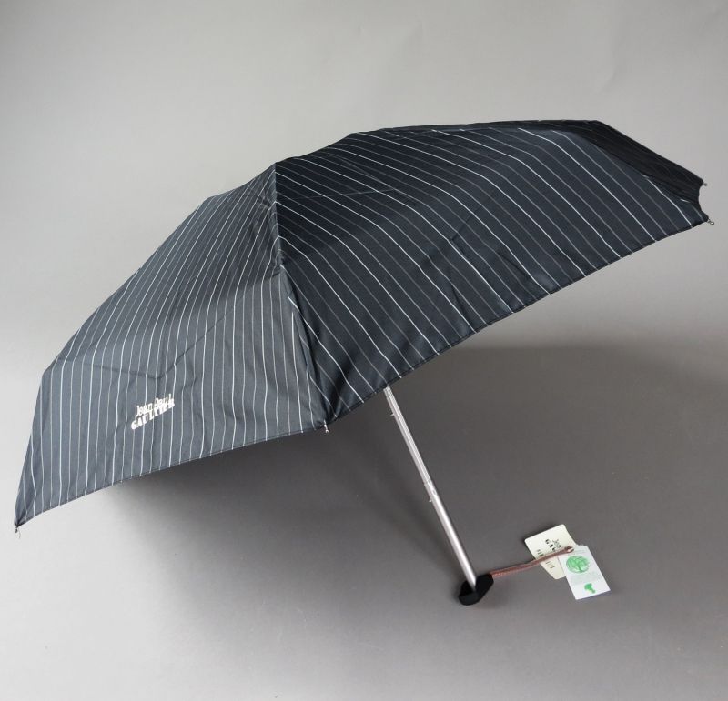 Micro parapluie de poche de luxe pliant Jean Paul Gaultier noir à fines rayures grises, léger 200g & résistant 