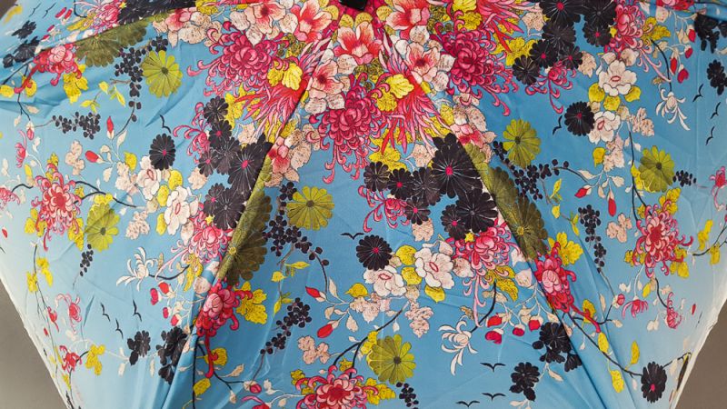 parapluie de poche micro plat  bleu fleurs japonisant pochon imperméable Jean Paul Gaultier, léger et solide