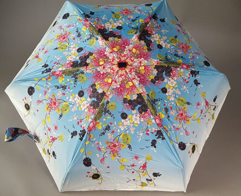 parapluie de poche micro plat  bleu fleurs japonisant pochon imperméable Jean Paul Gaultier, léger et solide