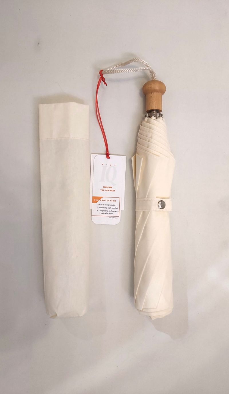 Ombrelle anti uv pliante femme homme manuelle en coton uni ivoire sa poignée bois P.Vaux, légère et résistante