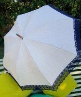EXCLUSIVITE Ombrelle dentelle anti uv UPF50+ à 98% en montage anglais avec du lin naturel bordé d'une dentelle bleu marine France, Solide & élégante