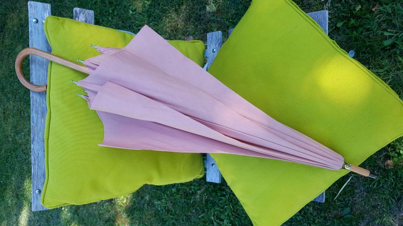 Ombrelle anti uv UPF50+ droite en coton uni bois de rose montage anglais en bois de chêne, légère et solide