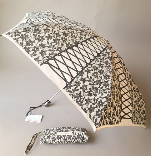 Parapluie Chantal Thomass de poche pliant open close blanc à dentelle et lacets noirs avec sa trousse zippée imperméable, élégant et résistant