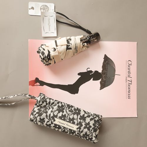 Parapluie Chantal Thomass de poche pliant open close blanc à dentelle et lacets noirs avec sa trousse zippée imperméable, élégant et résistant