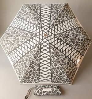 Parapluie Chantal Thomass de poche pliant open close blanc à dentelle et lacets noirs avec sa trousse zippée imperméable, élégant et résistant