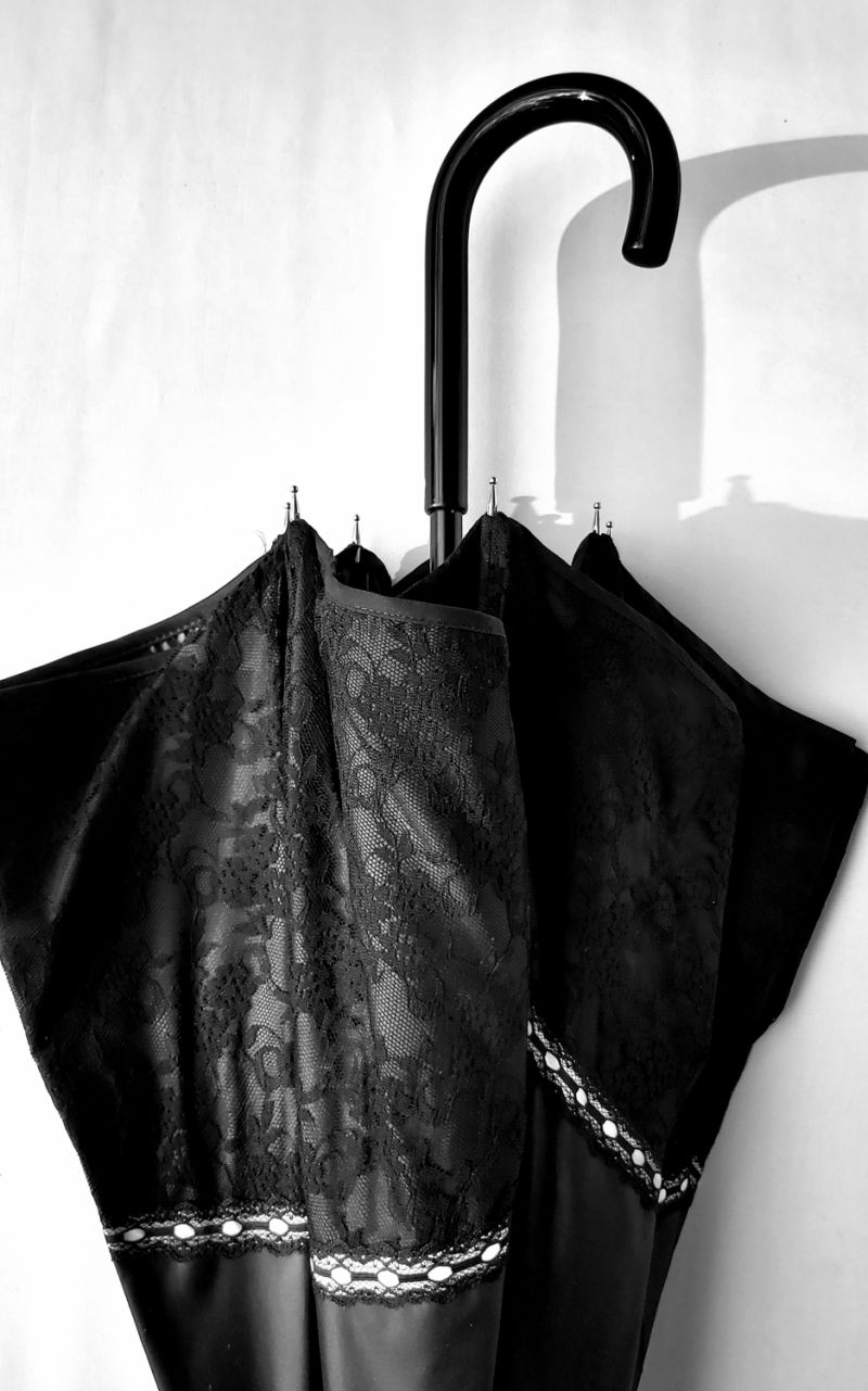 Parapluie Chantal Thomass pagode haut de gamme noir à dentelle raffinée, élégant et résistant
