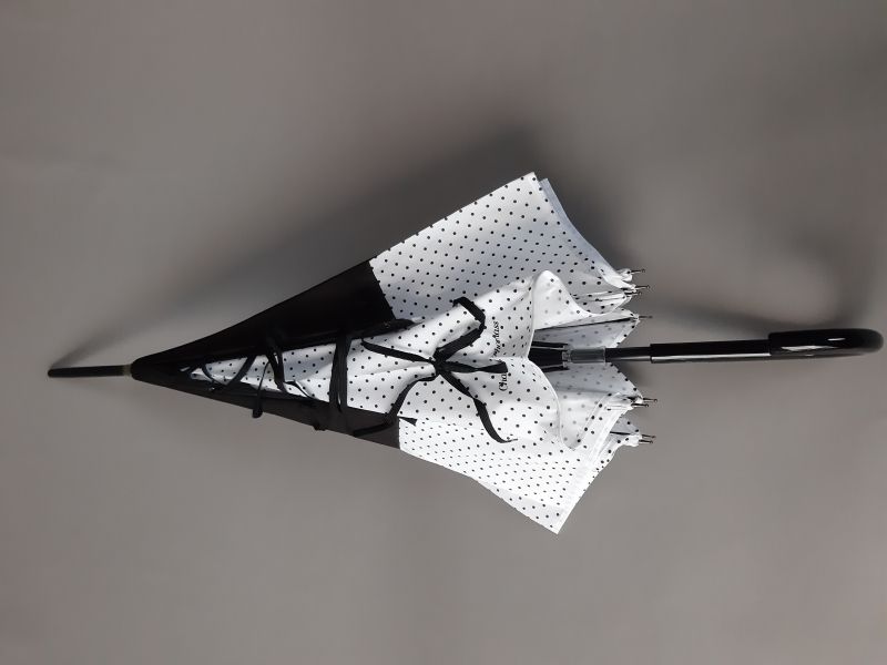 Parapluie Guy de Jean couture long blanc à pois noirs surmonté de lacet noir - original & Elégant 