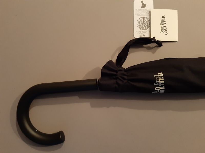 Parapluie inversé femme homme doublé noir imprimé rayures bleu marine ivoire Jean Paul Gaultier, original & résistant