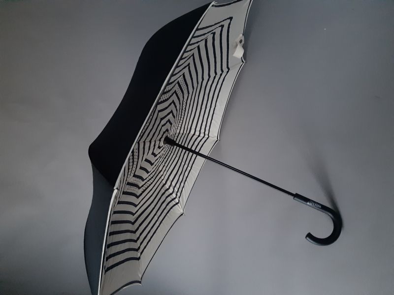 Parapluie inversé femme homme doublé noir imprimé rayures bleu marine ivoire Jean Paul Gaultier, original & résistant