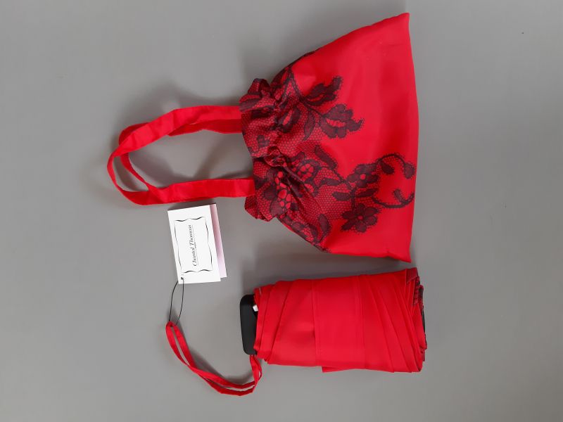 Parapluie mini plat et son sac pliant anti uv rouge imprimé dentelle noire Chantal Thomass, léger et solide
