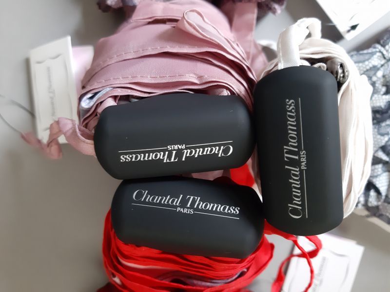 Parapluie mini plat pliant anti uv et son sac rose imprimé dentelle noire Chantal Thomass, léger et solide