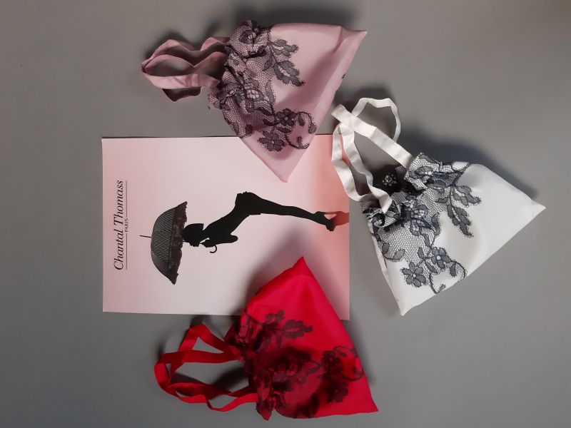 Parapluie mini plat pliant anti uv et son sac rose imprimé dentelle noire Chantal Thomass, léger et solide