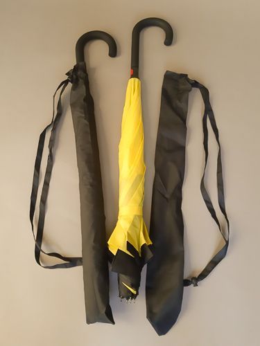 Parapluie inversé anti uv à 100% noir doublé jaune uni français par Neyrat Autun, léger et solide