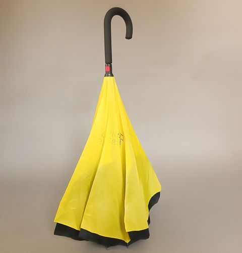 Parapluie inversé anti uv à 100% noir doublé jaune uni français par Neyrat Autun, léger et solide