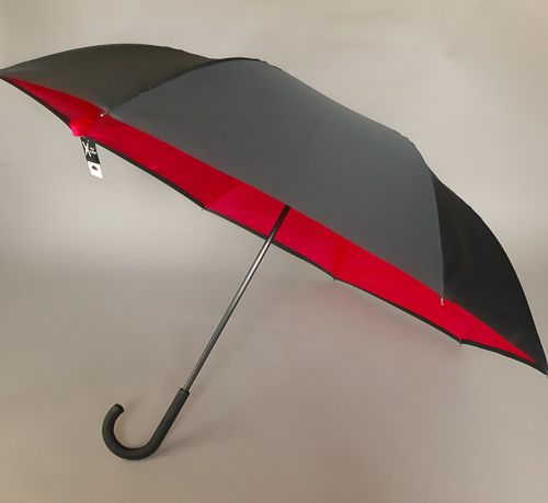 Parapluie inversé long noir doublé uni rouge Vice versa, léger et solide