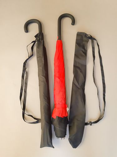 Parapluie inversé long noir doublé uni rouge Vice versa, léger et solide