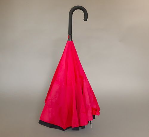 Parapluie inversé long noir doublé uni rouge Vice versa, léger et solide