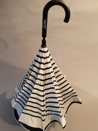 Parapluie inversé Jean Paul Gaultier noir doublé marinière ivoire et bleu marine, léger et élégant