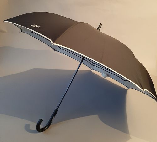Parapluie inversé Jean Paul Gaultier noir doublé marinière ivoire et bleu marine, léger et élégant