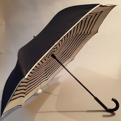 Parapluie inversé Jean Paul Gaultier noir doublé marinière ivoire et bleu marine, léger et élégant