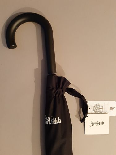 Parapluie inversé Jean Paul Gaultier noir doublé marinière ivoire et bleu marine, léger et élégant