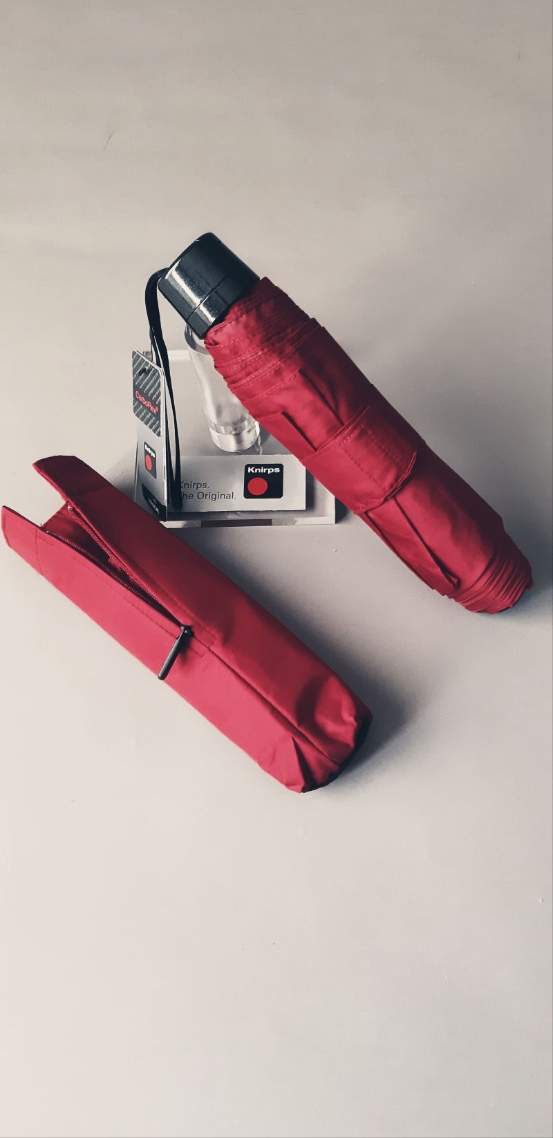 Mini parapluie pliant manuel uni rouge en carbone Knirps - léger 190 g & grand