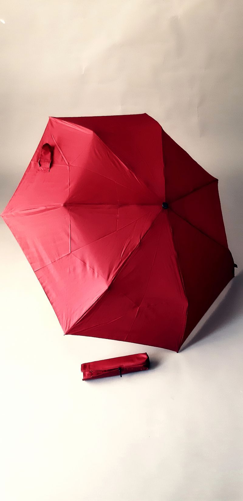 Mini parapluie pliant manuel uni rouge en carbone Knirps - léger 190 g & grand