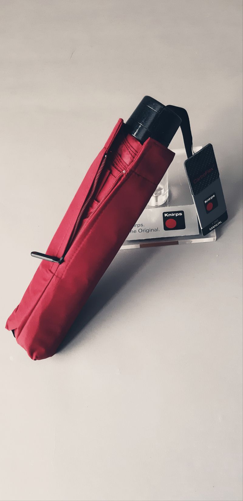 Mini parapluie pliant manuel uni rouge en carbone Knirps - léger 190 g & grand