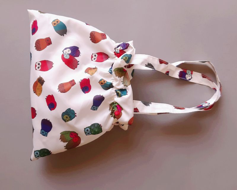 Parapluie de poche Guy de Jean mini plat pliant blanc imprimé hiboux multicolores avec un pochon imperméable, léger et solide