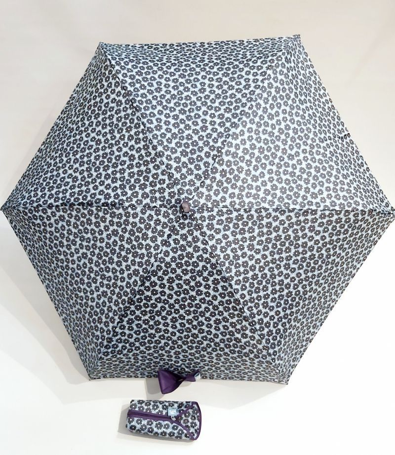 Micro parapluie de poche plat pliant bleu ciel imprimé de petites fleurs poignée bleu marine Ezpeleta, léger 210g & pas cher