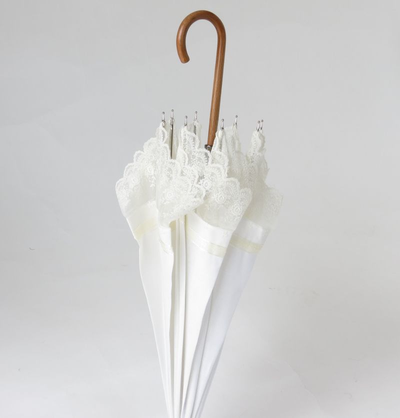 EXCLUSIVITE : Ombrelle anti uv UPF50 française en lin blanc bordé de dentelle blanche montage anglais en chêne 