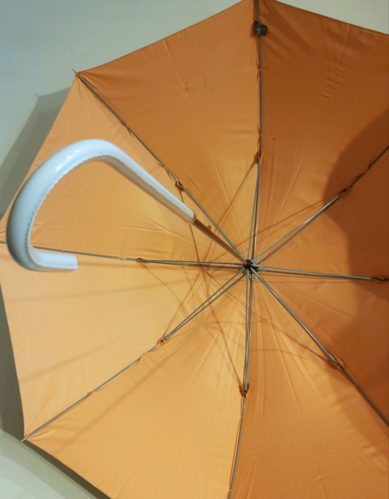  Parapluie anti uv orange sur éventail blanc protection UPF50+, léger et pas cher