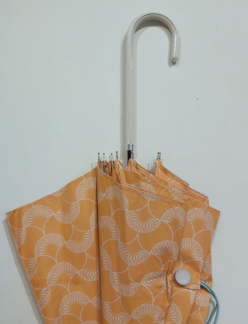  Parapluie anti uv orange sur éventail blanc protection UPF50+, léger et pas cher