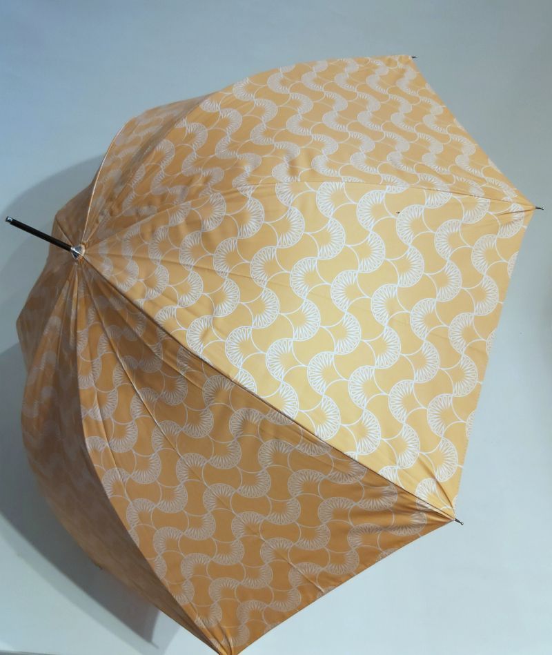  Parapluie anti uv orange sur éventail blanc protection UPF50+, léger et pas cher