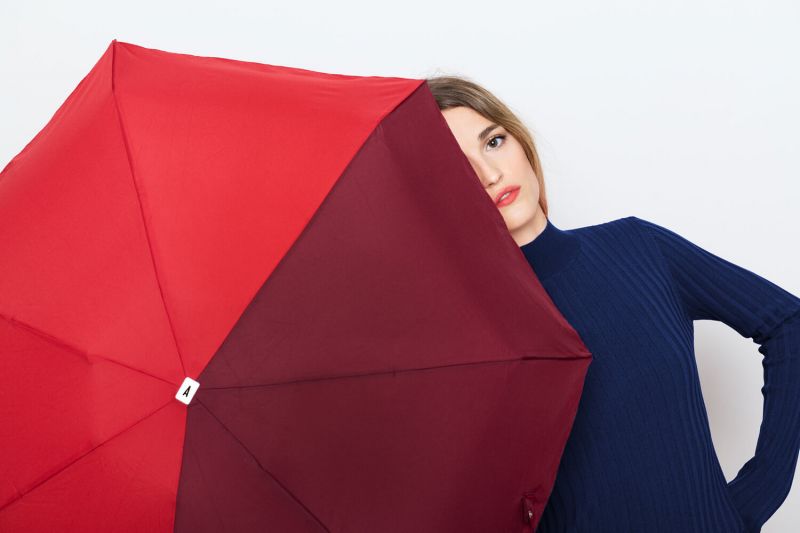 Mini parapluie pliant plat de poche bicolore Jules rouge et bordeaux pg bois naturel Anatole, léger et solide