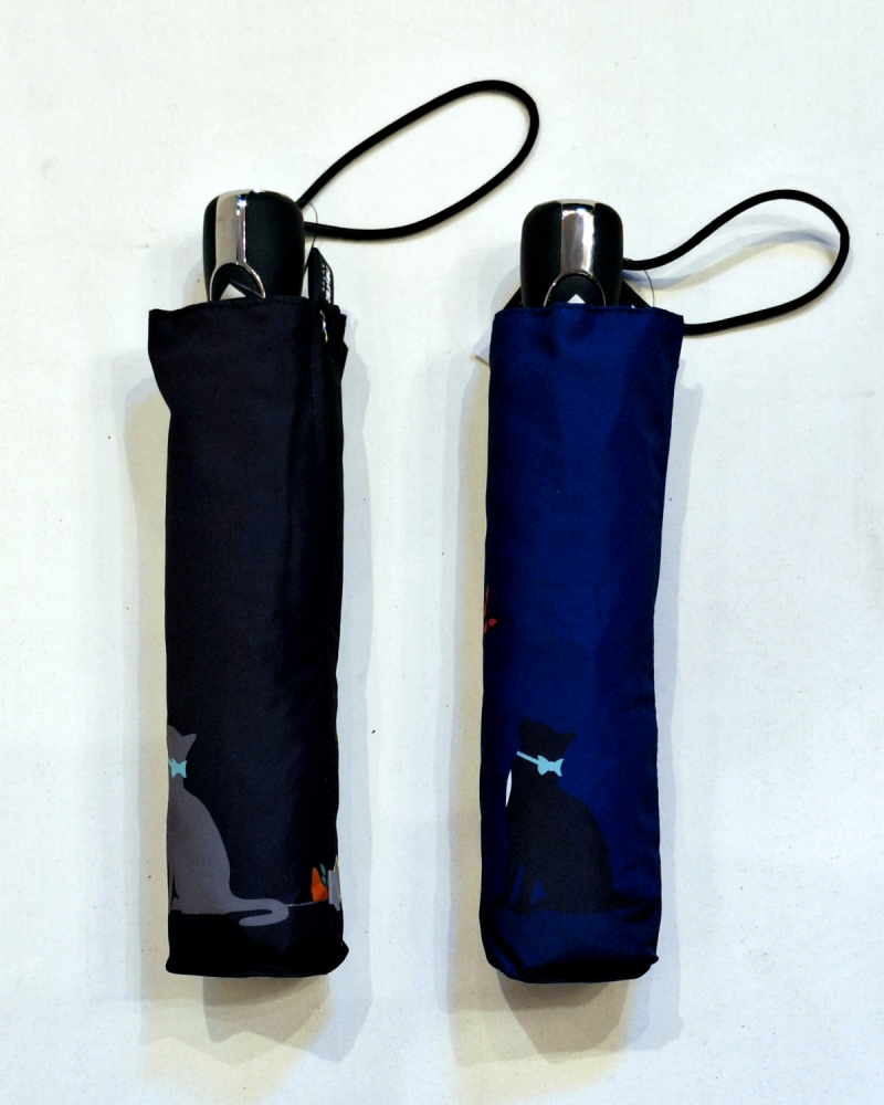 Mini parapluie pliant bleu à motif sur les chats joueurs open close Neyrat Autun - léger & solide