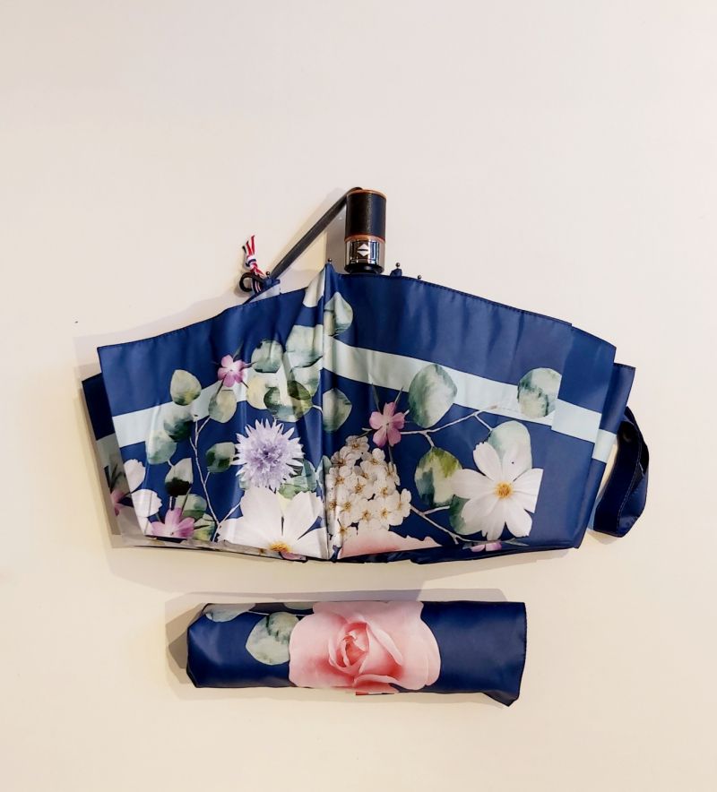 Parapluie mini pliant open-close bleu marine à motif floral blanc Neyrat Autun, léger & solide