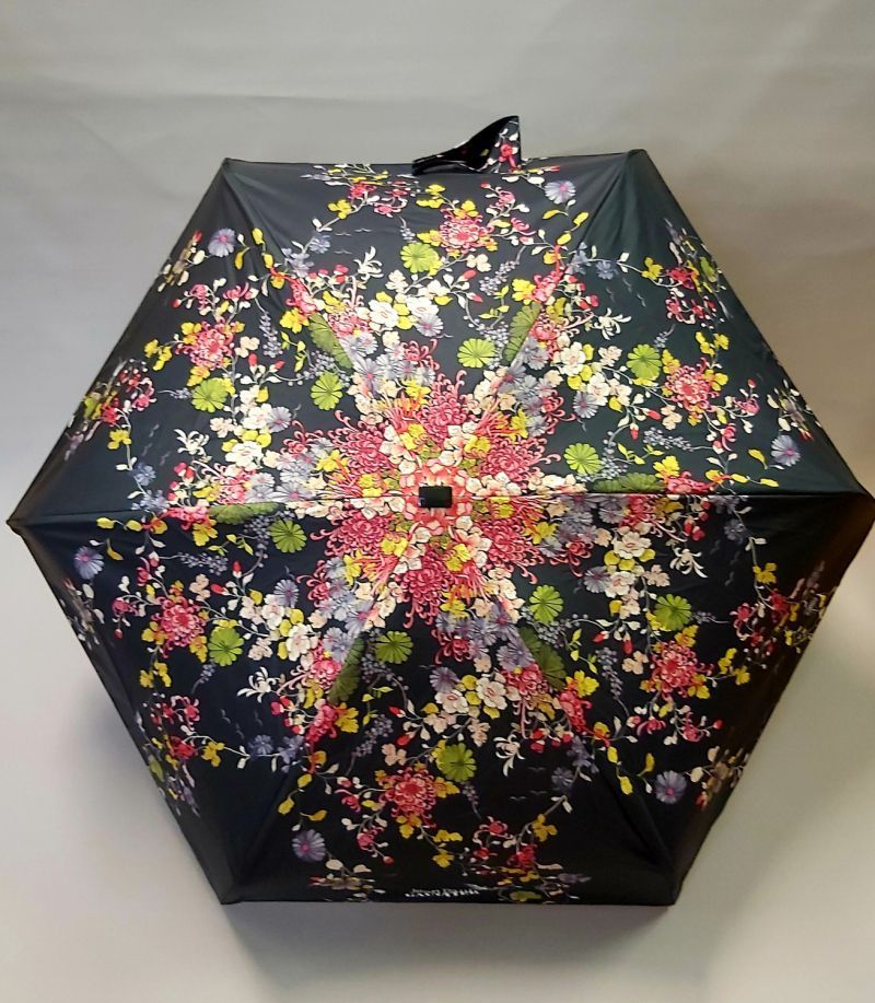 parapluie de poche Jean Paul Gaultier micro plat noir fleurs japonisant pochon imperméable, léger et solide