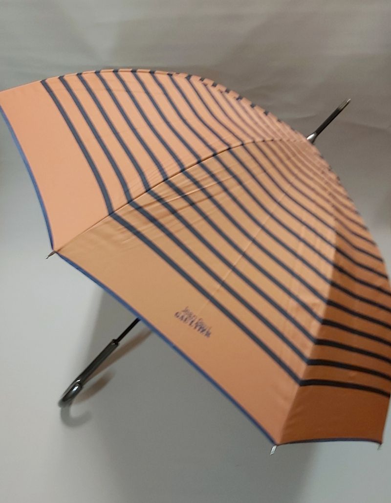 Parapluie Jean Paul Gaultier long automatique caramel et bleu marine à rayures, léger et solide
