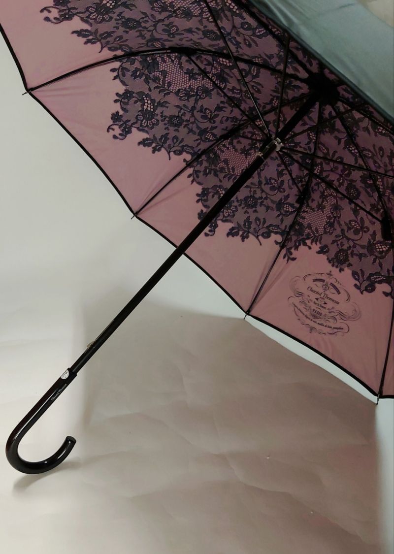 Parapluie Chantal Thomass de luxe long noir doublé rose à motif de dentelle noire, élégant et résistant