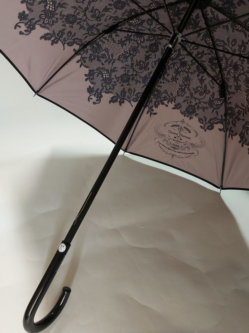 Parapluie Chantal Thomass de luxe long noir doublé rose à motif de dentelle noire, élégant et résistant