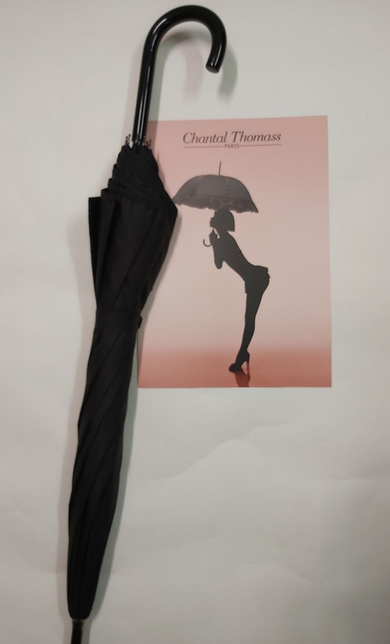 Parapluie Chantal Thomass de luxe long noir doublé rose à motif de dentelle noire, élégant et résistant