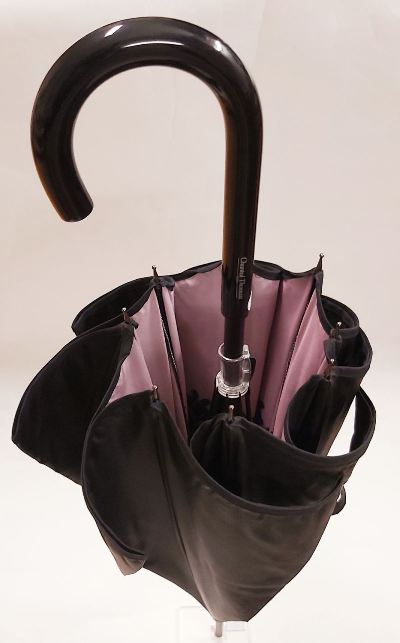 Parapluie Chantal Thomass de luxe long noir doublé rose à motif de dentelle noire, élégant et résistant