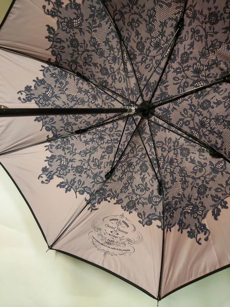 Parapluie Chantal Thomass de luxe long noir doublé rose à motif de dentelle noire, élégant et résistant